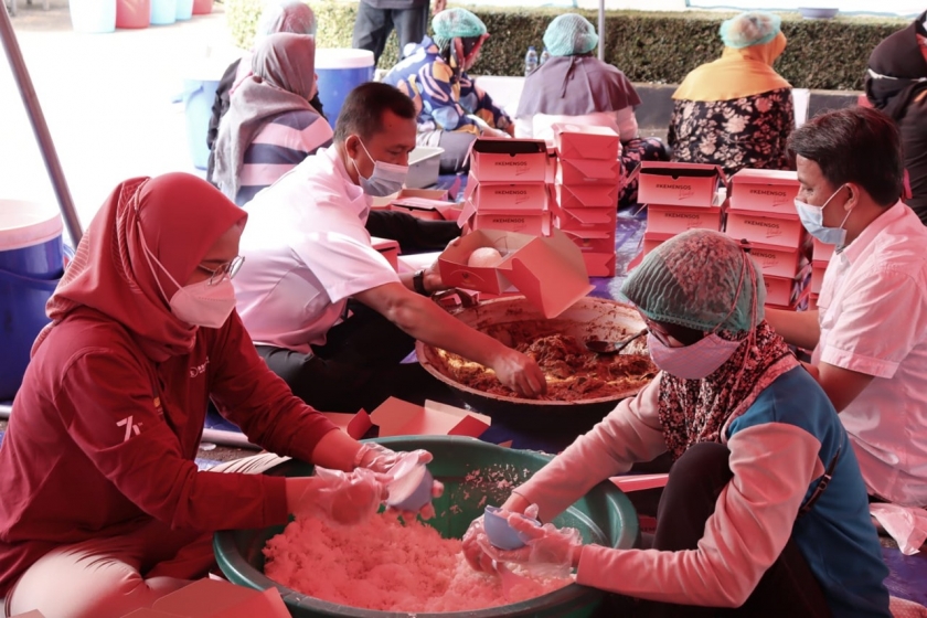 Dapur umum PPKM Darurat di Balai Wyata Guna Bandung, Jawa Barat. [Foto: Kemsos RI]
