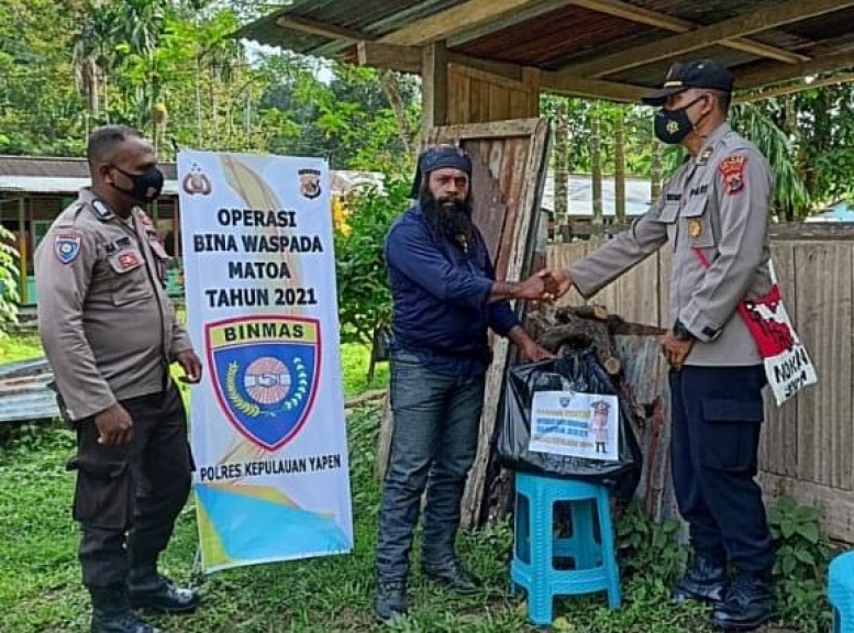 Polres Yapen Sambangi Mantan Simpatisan KKB. [Foto: Polres Yapen]