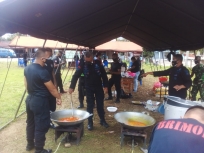 Brimob Polda Papua Barat Bangun Dapur Lapangan di Manokwari. [Foto: JP/Rolly]