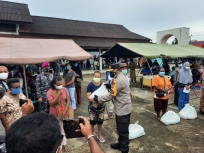 Kapolda Papua Barat Apresiasi Antusiasme Masyarakat Sorong Ikuti Vaksinasi. [Foto: JP/Rolly]