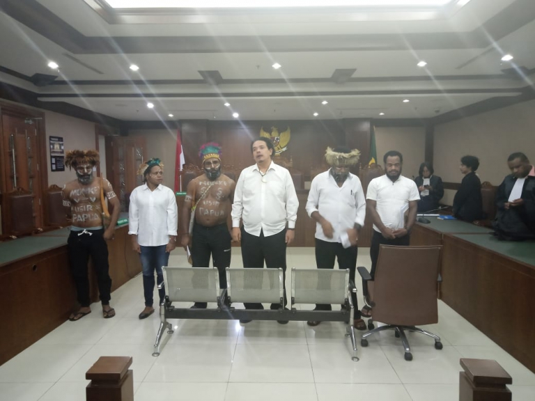 Enam Tapol Asal Papua : Surya Anta, Charles Kossay, Dano Tabuni, Isay Wenda, Ambrosius Mulait, dan Ariana Elopere. 
Usai Menghadiri Sidang lanjutan di PN Jakarta Pusat (Sumber Foto: R.Sangaji/Jagapapua.com)