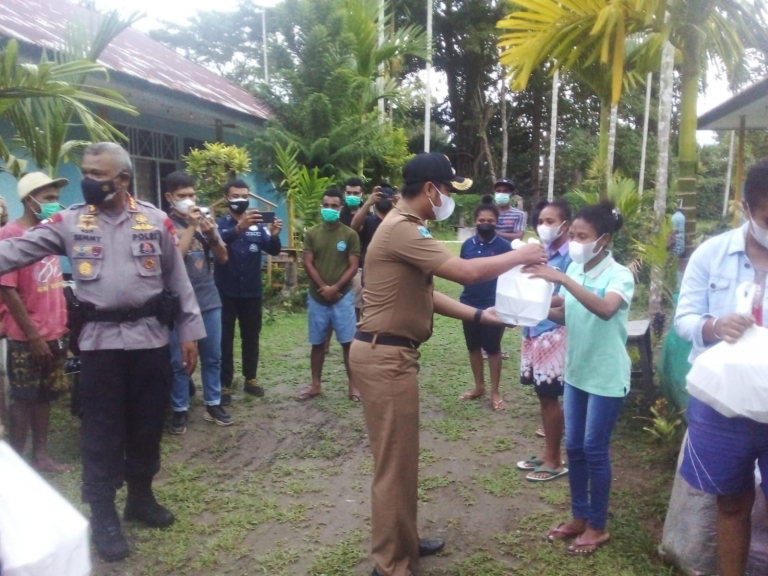 Lurah Amban dan Warga Sambut Antusias Kegiatan Dapur Lapangan. [Foto: JP/Rolly]
