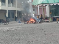 Sejumlah Mahasiswa Gelar Demonstrasi di Unipa, Ini Tuntutannya. [Foto: JP/Rolly]