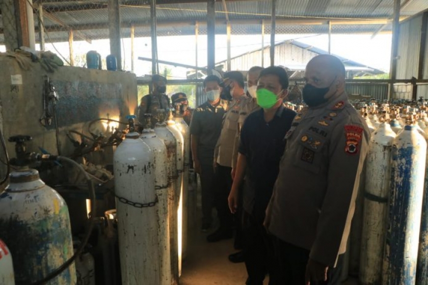 Kapolda Papua Tinjau Ketersediaan Tabung Oksigen Pasien Covid-19. [Foto: Polda Papua]