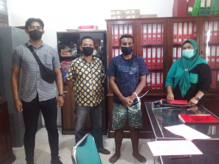 Pelaku inisal HW saat bersama petugas di Polsek Amban (Foto/Rolly)