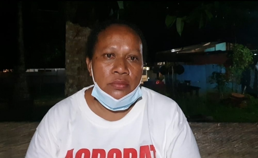 Emy, salah satu orangtua yang anaknya lulus pada penerimaan Bintara afirmasi otsus Polda Papua Barat tahun 2021 (Foto/Rolly)