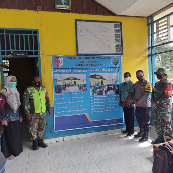 TNI dan Polri Amankan Penyaluran BLT Hingga di Perbatasan RI-PNG. [Foto: tribratanews]