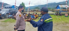 Kapolres Tolikara Mediasi Masalah Tanah PLN Desa Kolengger, Distrik Karubaga. [Foto: tribratanews]