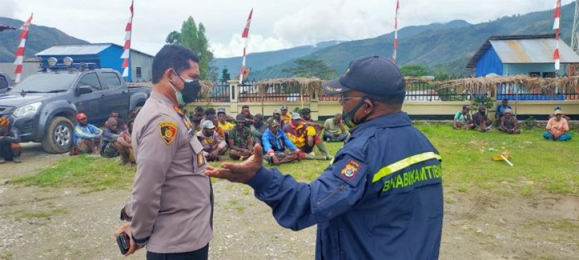 Kapolres Tolikara Mediasi Masalah Tanah PLN Desa Kolengger, Distrik Karubaga. [Foto: tribratanews]