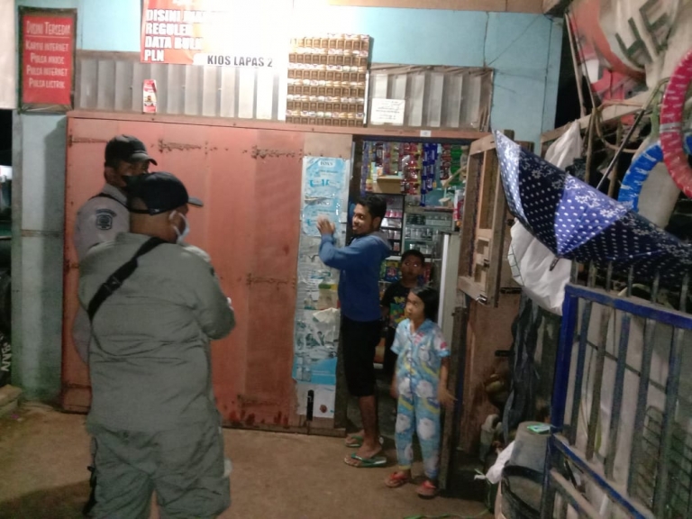 Tim V Satgas Covid Merauke Bubarkan Kerumunan Warga Di Pantai, Areal Bandara Dan Segel 4 Kios. [Foto: Polres Merauke]