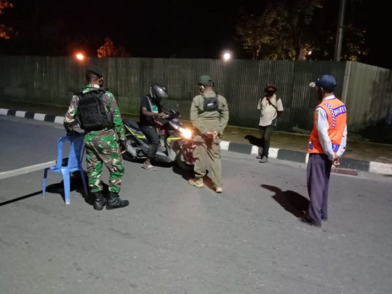 Polres Mimika Laksanakan Penyekatan PPKM di 10 Titik. [Foto: tribratanews]