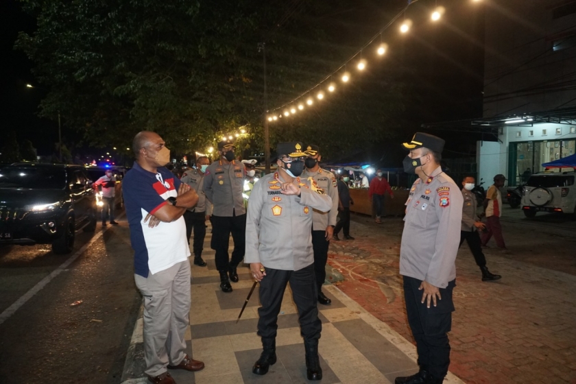 Kapolda dan Wagub Papua Barat Pantau Langsung Pos Penyekatan PPKM Level 4 di Kota Sorong. [Foto: Polda Papua Barat]