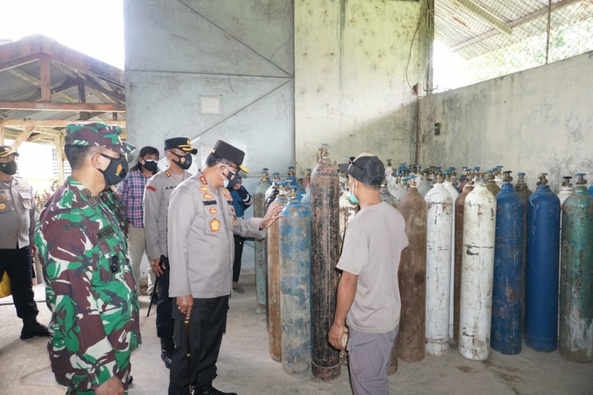 Kapolda Papua Barat bersama Wagub dan Danrem 181 PVT Cek Ketersediaan Tabung Oksigen Di Kota Sorong. [Foto: Polda Papua Barat]