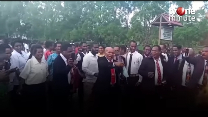 Nyatakan Tak Percaya Covid-19, Pendeta & Jemaat di Mimika Bakar Masker. [Foto: Tangkapan Layar YouTube TVOne]