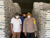 Penyaluran Bantuan Beras PPKM, Kapolres Biak: Kami Kawal dan Pantau. [Foto: Polres Biak]