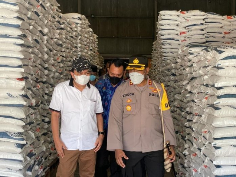 Penyaluran Bantuan Beras PPKM, Kapolres Biak: Kami Kawal dan Pantau. [Foto: Polres Biak]