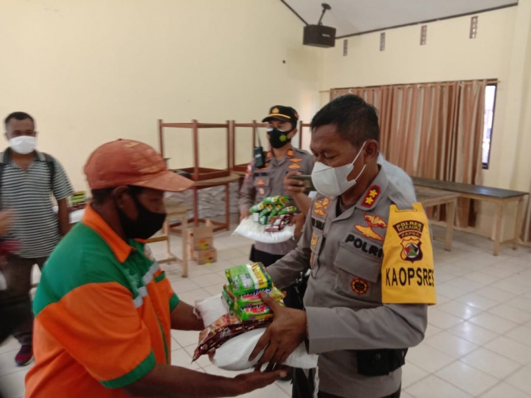Kapolres Merauke Bagikan Smbako Kepada 42 Penyapu Jalanan. [Foto:  Polres Merauke]
