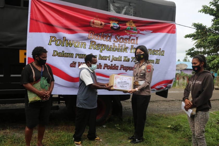 Sambut HUT Polwan-HKGB, Polwan Papua Barat & Bhayangkari Bagi Sembako. [Foto: Polda Papua Barat]