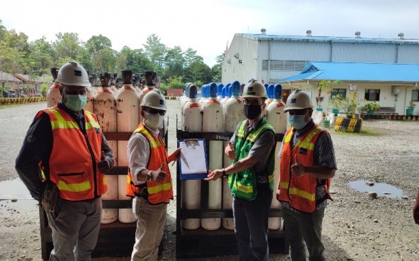 PT Freeport Indonesia Kirimkan 100 Tabung Oksigen Bagi RS di Mimika. [Foto: Corcom PTFI for cepos]