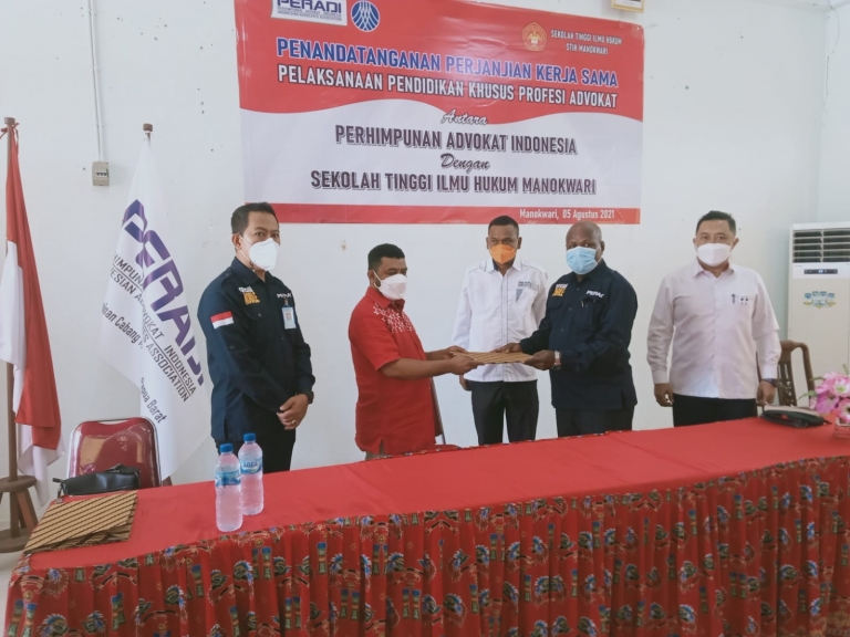 Peradi Manokwari Teken MoU dengan STIH Manokwari. [Foto: WRP]
