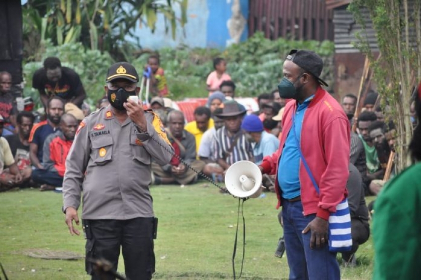 Prosesi Adat Bakar Darah Kasus Pembunuhan Berujung Pengerusakan dan Pembakaran. [Foto: tribratanews]