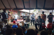 Temui Korban Banjir Sentani 2019, Mensos Janji Bangun 76 Rumah. [Foto: Pemprov Papua]