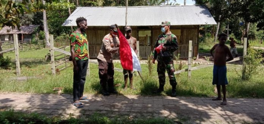 Jelang HUT RI, Polsek Kimaam Bagikan Bendera Merah Putih Kepada Warga. [Foto: Polres Merauke]