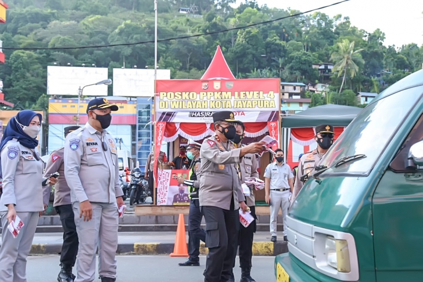 Kakorlantas Polri Cek Vaksinasi dan Penerapan PPKM Level 4 di Papua. [Foto: Humas Polri]