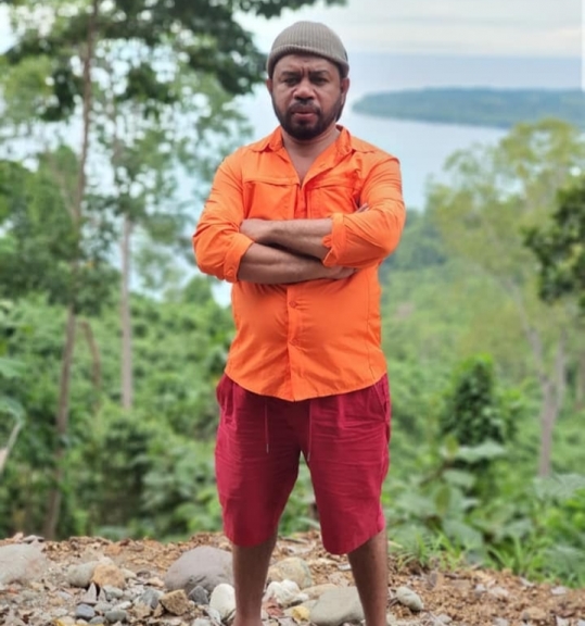 Senator Filep Wamafma saat berada di atas puncak Sibori, distrik Amberbaken pasca menempuh jalan menanjak gunung yang sulit dijangkau. [Foto: WRP]