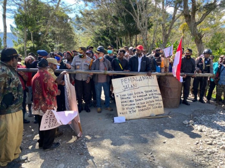 Wakapolres Tolikara Negosiasi Pemalangan Jalan Distrik Tagime & Tagineri. [Foto: Polres Tolikara]