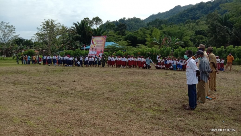 Warga Idoor Tanah Rorandey Ikuti Upacara Kemerdekaan dengan Khidmat. [Foto: JP/MW]