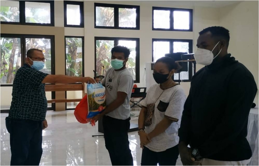 Polda Maluku Bagi Sembako dan Anakan Tanaman ke Mahasiswa Papua. [Foto: Polda Maluku]