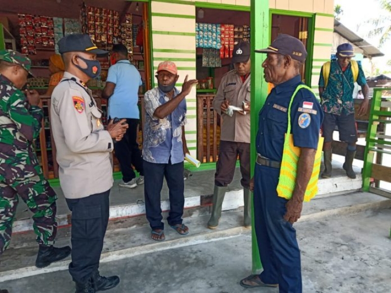 Kapolsek Pantai Timur Berhasil Membuka Palang di Jalan Trans Sarmi-Jayapura. [Foto: tribratanews]