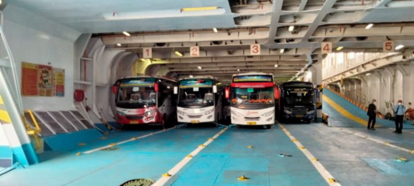 Direktur ASDP Lepas Bantuan Bus PON ke Merauke dan Mimika. [Foto: Website PON XX]