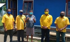 Pengurus DPD Partai Golkar Kabupaten Teluk Wondama saat membagikan token Listrik Gratis kepada warga Teluk Wondama terdampak Covid-19 dalam rangka HUT RI ke-76, Sabtu (21/8). [Foto: ist]