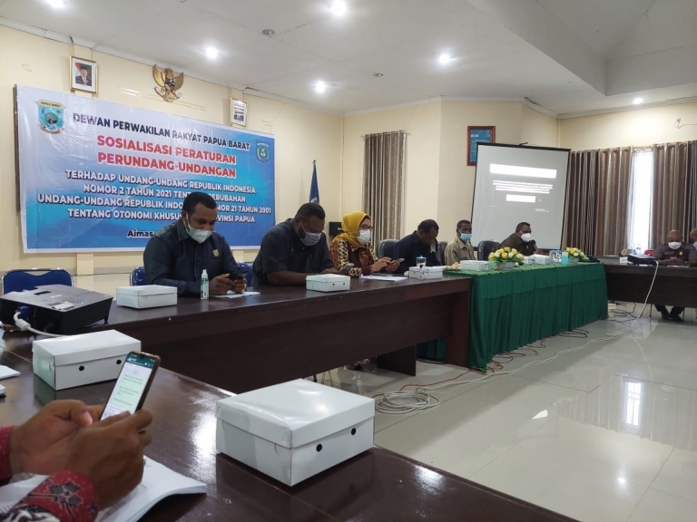 Anggota DPR Papua Barat saat turun ke Aimas, kabupaten Sorong untuk melakukan sosialiasi RPP memantapkan pembobotan UU Otsus. [Foto: ist]