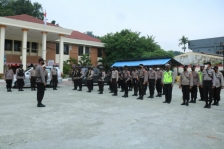 Puluhan personel Polresta Jayapura Kota diback up Brimobda dan Samapta Polda Papua melaksanakan pengamanan sidang gugatan praperadilan penangkapan Viktor Yeimo di Kantor Pengadilan Negeri Kelas 1A Jayapura Distrik Abepura. [Foto: tribratanews]