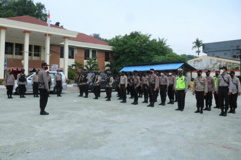 Puluhan personel Polresta Jayapura Kota diback up Brimobda dan Samapta Polda Papua melaksanakan pengamanan sidang gugatan praperadilan penangkapan Viktor Yeimo di Kantor Pengadilan Negeri Kelas 1A Jayapura Distrik Abepura. [Foto: tribratanews]