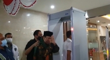Yahya Waloni tiba di Bareskrim Polri, Jakarta Selatan, Kamis (26/8/2021). [Foto: RCTIplus]