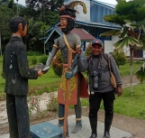 Patung Suawona Kawab-Wakabesi Saksi Bisu Idoor yang Masih Gelap. [Foto: JP/MW]