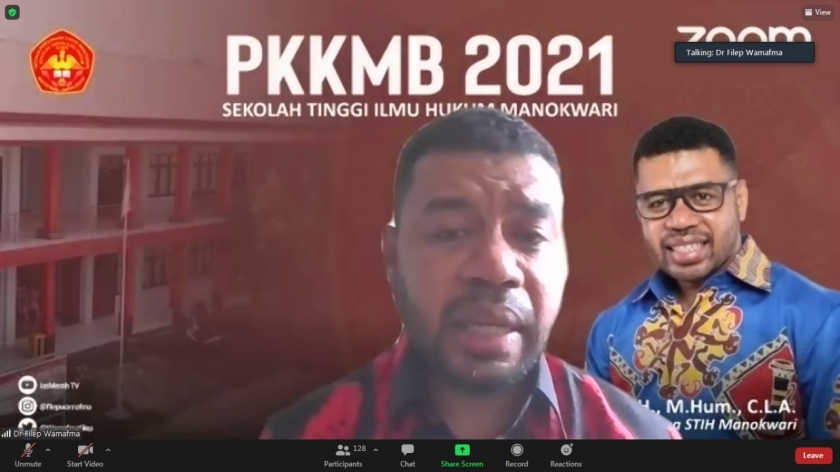 Filep Wamafma Kukuhkan 337 Mahasiswa/i Baru STIH Manokwari. [Foto: WRP/Humas STIH]