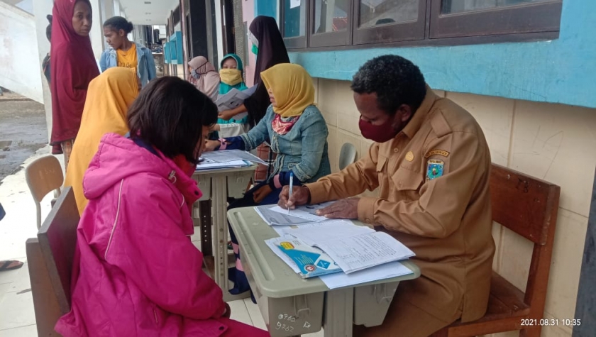 Saat Pandemi, Siswa SD Kali Kodok Bintuni Kumpulkan Tugas Tiap Pekan. [Foto: JP/MW]