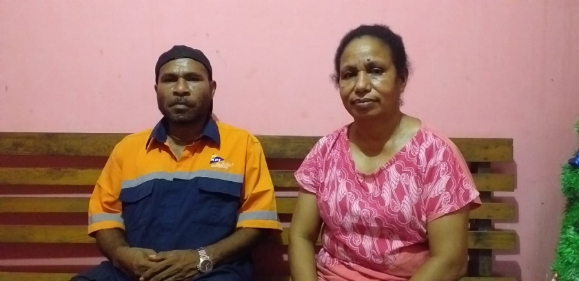 Maria Magdalena Nap, pengusaha dan kontraktor asli Papua didampingi konsultannya saat ditemui di kediamannya. [Foto: JP/LR]