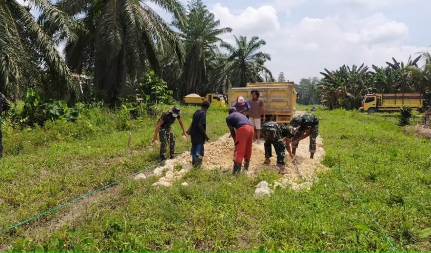 Warga Perbatasan dan Satgas Pamtas Buat Jalan Pemekaran Kampung. [Foto: tni.mil.id]