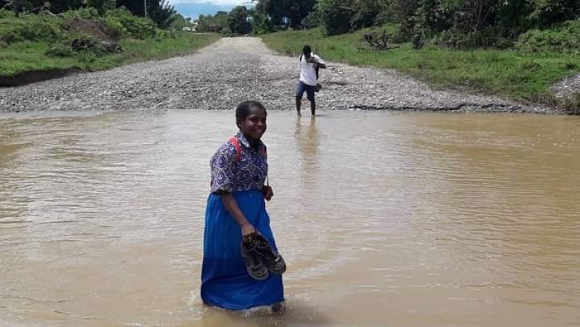 Lewi Ibori: Pelajar di Meyado Bintuni Terpaksa Sebrangi Kali ke Sekolah.