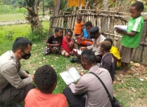 Binmas Polres Tolikara Laksanakan Pi Ajar di Pedalaman Papua. [Foto: Polda Papua]