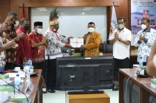 Ketua Pansus Otsus DPR Provinsi Papua Barat, Yan Anton Yoteni menyerahkan draf RPP terkait berlakunya Revisi UU Otonomi Khusus (Otsus) Papua dan Papua Barat kepada Komite I DPD RI diwakili, Dr. Filep Wamafma, SH.,M.Hum. [Foto: dok DPD RI]