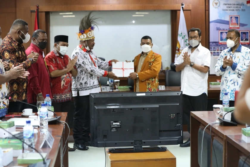 Ketua Pansus Otsus DPR Provinsi Papua Barat, Yan Anton Yoteni menyerahkan draf RPP terkait berlakunya Revisi UU Otonomi Khusus (Otsus) Papua dan Papua Barat kepada Komite I DPD RI diwakili, Dr. Filep Wamafma, SH.,M.Hum. [Foto: dok DPD RI]