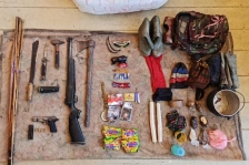 Sejumlah temuan senjata api dan senjata tajam di Kampung Kampung Bugapa, Intan Jaya Papua oleh Yonif Para Raider 501/BY. [Foto : ANTARA/HO/Penerangan Batalion Infantri Para Raider]