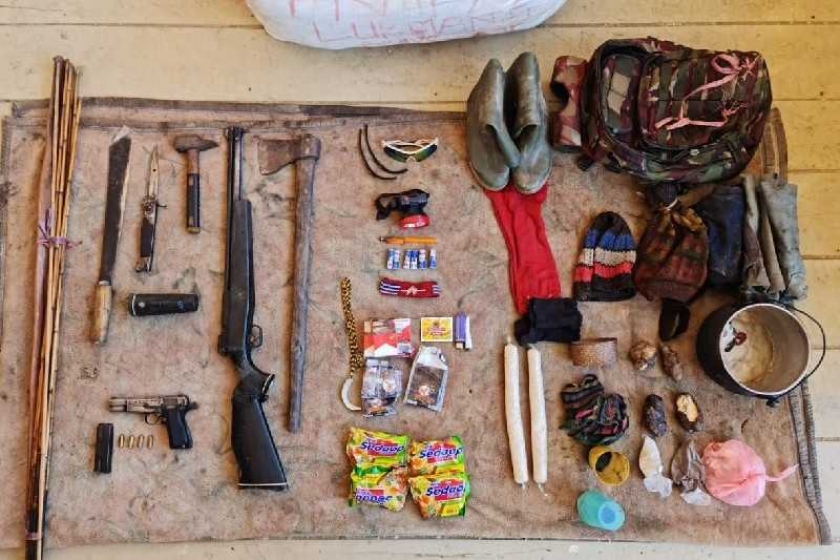 Sejumlah temuan senjata api dan senjata tajam di Kampung Kampung Bugapa, Intan Jaya Papua oleh Yonif Para Raider 501/BY. [Foto : ANTARA/HO/Penerangan Batalion Infantri Para Raider]